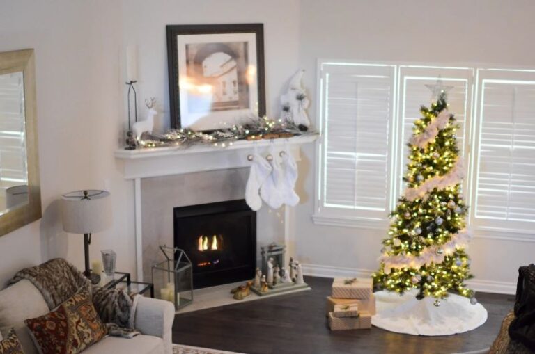 Get Ready for an Unforgettable Christmas: Ideas for Decorating a Flocked Artificial Tree