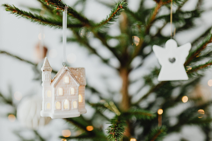 The History and Evolution of Artificial Christmas Wreaths and Garlands